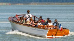 France, Somme (80), Baie de Somme, Saint-Valery-sur-Somme, Cap Hornu, Slow tourisme et élgance avec le joli bateau de la Canoterie //  France, Somme (80), Bay of the Somme, Saint-Valery-sur-Somme, Cap Hornu, Slow tourism and elgance with the pretty Canoterie boat   :  https://canoekayak-baiedesomme.fr/activite/petite-croisiere-en-bateau/